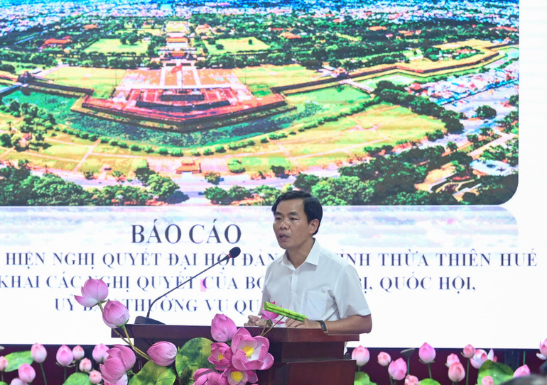 Chủ tịch UBND tỉnh Thừa Thiên Huế Nguyễn Văn Phương báo cáo tại buổi làm việc. (Ảnh: DUY LINH)