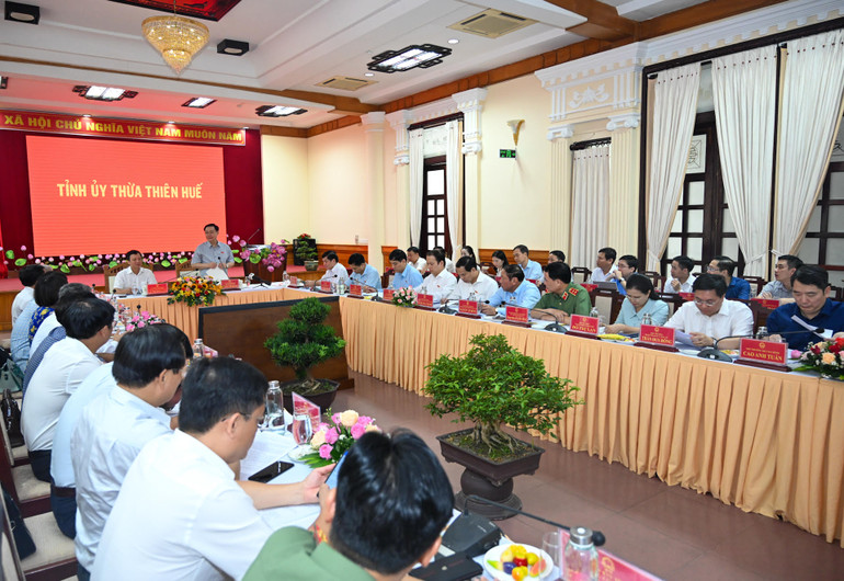 Quang cảnh buổi làm việc với Ban Thường vụ Tỉnh ủy Thừa Thiên Huế. (Ảnh: DUY LINH)
