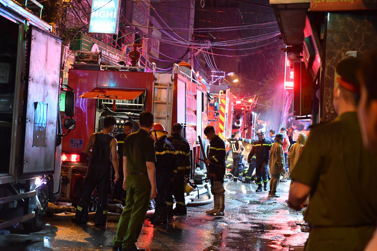 Lực lượng chức năng nỗ lực dập tắt đám cháy.