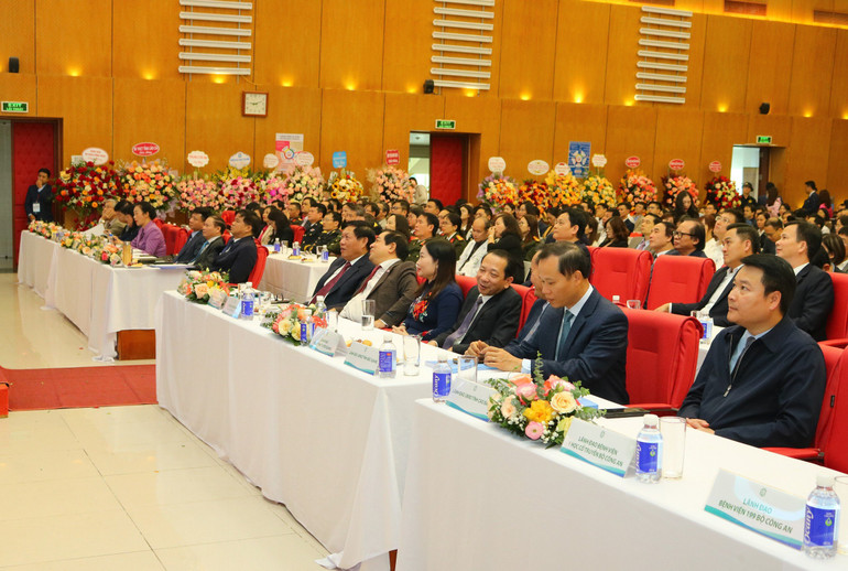 Lãnh đạo Bộ Y tế và UBND các tỉnh tham dự lễ kỷ niệm.