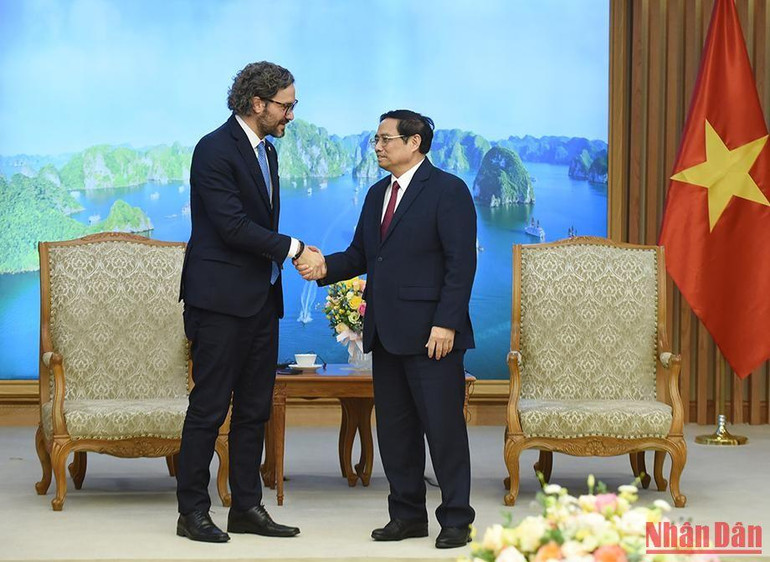 Bộ trưởng Cafiero trân trọng cảm ơn Thủ tướng Chính phủ Phạm Minh Chính đã dành thời gian tiếp đoàn; chúc mừng những thành tựu Đổi mới to lớn trên mọi mặt của Việt Nam, Bộ trưởng khẳng định Chính phủ Argentina hết sức coi trọng vai trò, vị thế ngày càng tăng của Việt Nam ở khu vực và quốc tế, mong muốn đưa quan hệ Đối tác toàn diện với Việt Nam lên một tầm cao mới.