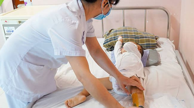 Bác sĩ cảnh báo cấp cứu sai cách khi trẻ bị rắn độc cắn sẽ dẫn đến nhiều hệ lụy về sức khỏe, nguy kịch tính mạng.