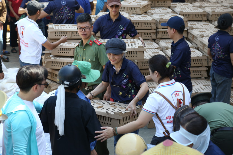 Các nhu yếu phẩm tặng cho bà con.