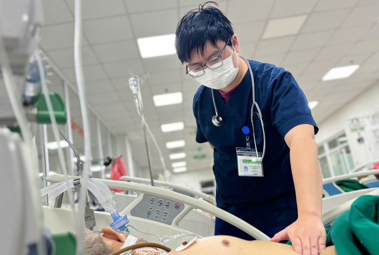 Bác sĩ khám cho bệnh nhân đang nằm ở Khoa Cấp cứu. Bác sĩ khám cho bệnh nhân đang nằm ở Khoa Cấp cứu.