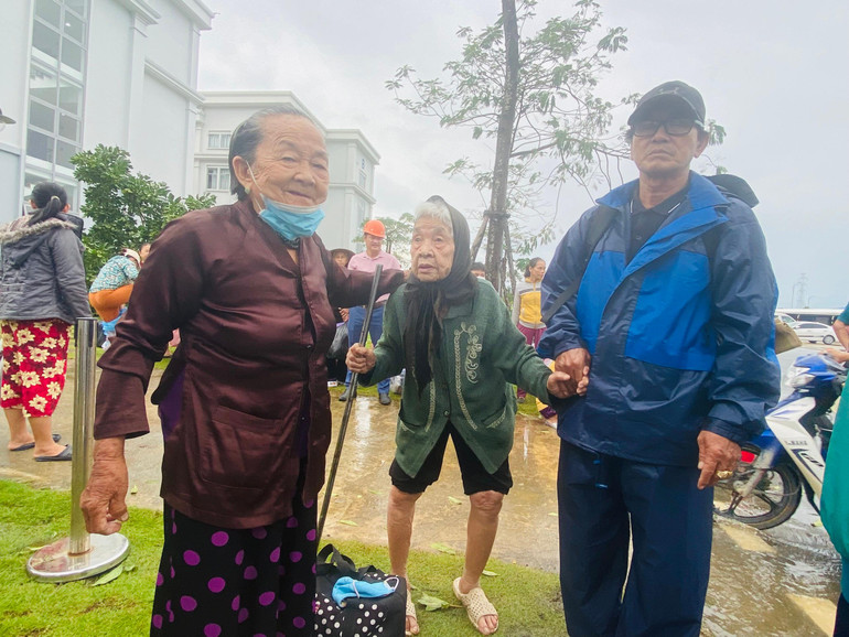 Tại các điểm lưu trú này, rất nhiều người già, người ốm được đưa đón, chăm sóc y tế chu đáo. Tại các điểm lưu trú này, rất nhiều người già, người ốm được đưa đón, chăm sóc y tế chu đáo.