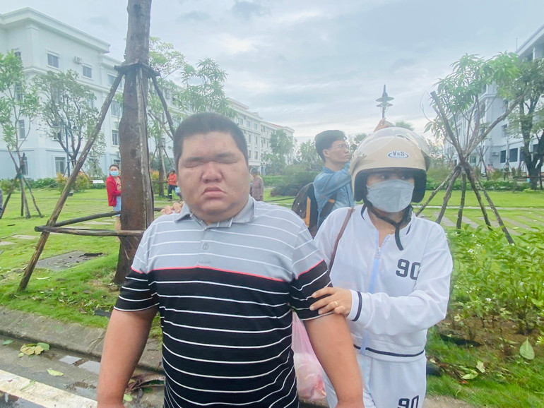 Người dân được hỗ trợ đưa lên xe ô-tô. Người dân được hỗ trợ đưa lên xe ô-tô.