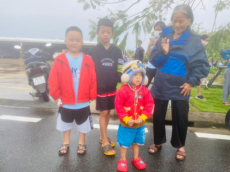 Tất cả các khu vực, điểm lưu trú tập trung người dân vùng biển an toàn. Tất cả các khu vực, điểm lưu trú tập trung người dân vùng biển an toàn.