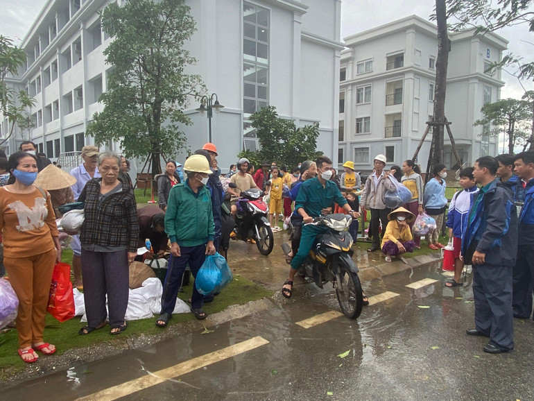 Từ sáng sớm, người dân đã rời khu trung tâm lưu trú tránh bão. Từ sáng sớm, người dân đã rời khu trung tâm lưu trú tránh bão.