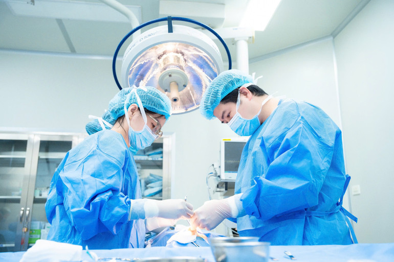 Bác sĩ Hoàng Thanh Tuấn (bên phải) cảnh báo chị em cần tìm hiểu kỹ về giảm béo, hút mỡ tại các cơ sở được cấp phép để tránh gặp biến chứng về mặt sức khỏe.