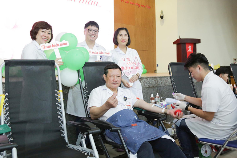 Các nhân viên y tế hiến máu để bảo đảm có máu dự trữ phục vụ cấp cứu, điều trị dịp Tết nguyên đán.