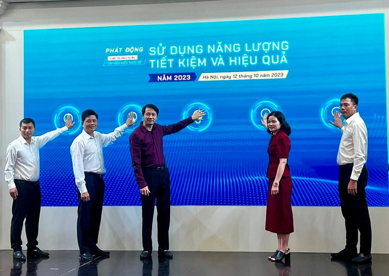 Đại biểu thực hiện nghi thức phát động cuộc thi trực tuyến “Tìm hiểu kiến thức về sử dụng năng lượng tiết kiệm và hiệu quả năm 2023”.