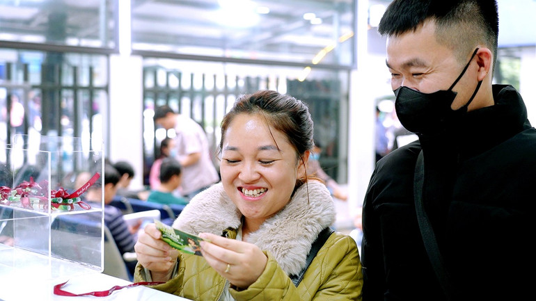 Vợ chồng cô giáo Lò Thị Hương (Sơn La) đến AF HANOI thăm khám.