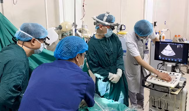 Các bác sĩ Bệnh viện Nhi Trung ương nhanh chóng thực hiện các biện pháp cấp cứu và đặt ECMO cho bệnh nhi tại bệnh viện địa phương.