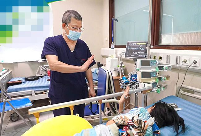 Phó Giáo sư, Tiến sĩ Tạ Anh Tuấn, Trưởng khoa Điều trị tích cực Nội khoa chúc mừng cháu bé đã hồi sinh kỳ tích.