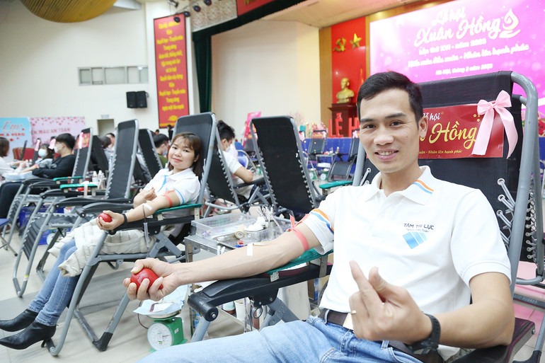 Vợ chồng anh Tuyến và chị Tháo tham gia hiến máu.