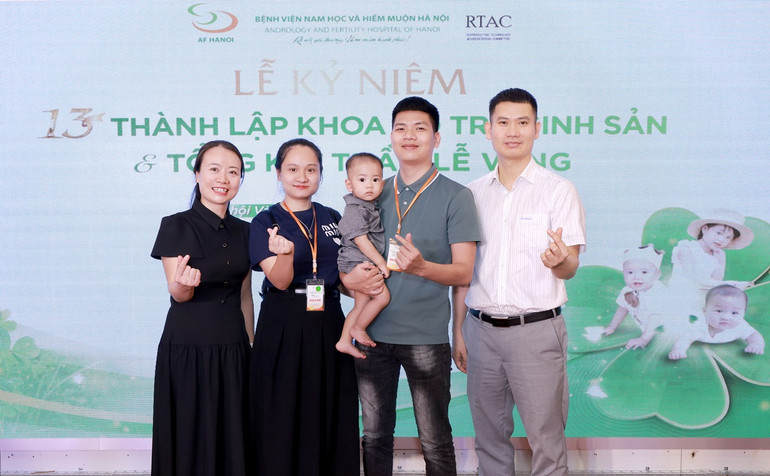 Vợ chồng chị Nguyễn Thị Hồng Oanh (1994) và anh Nguyễn Quang Thành (1994) hạnh phúc đón con yêu.