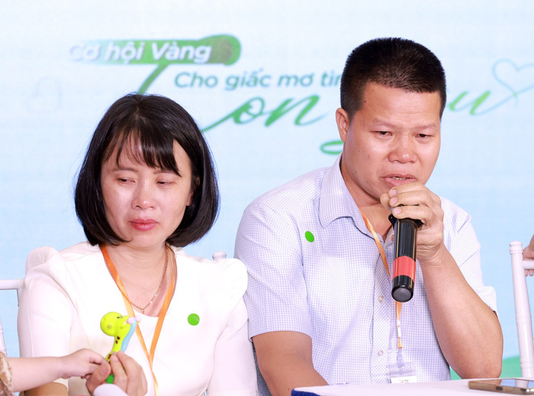 Gia đình anh Chu Văn Cầu và chị Nguyễn Thị Thắm (Hà Nội) xúc động chia sẻ về hành trình tìm con.