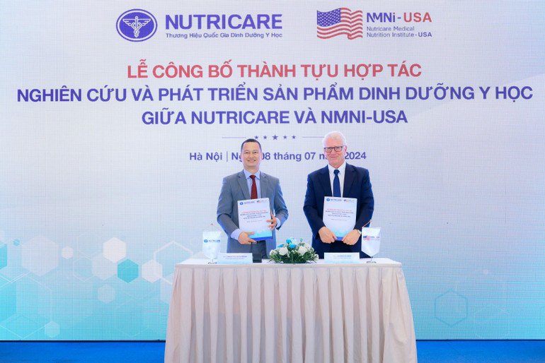 Bác sĩ Nguyễn Đức Minh - Tổng Giám đốc Nutricare và Tiến sĩ David Clark - Viện trưởng NMNI-USA ký kết hợp tác giai đoạn 2024-2025.