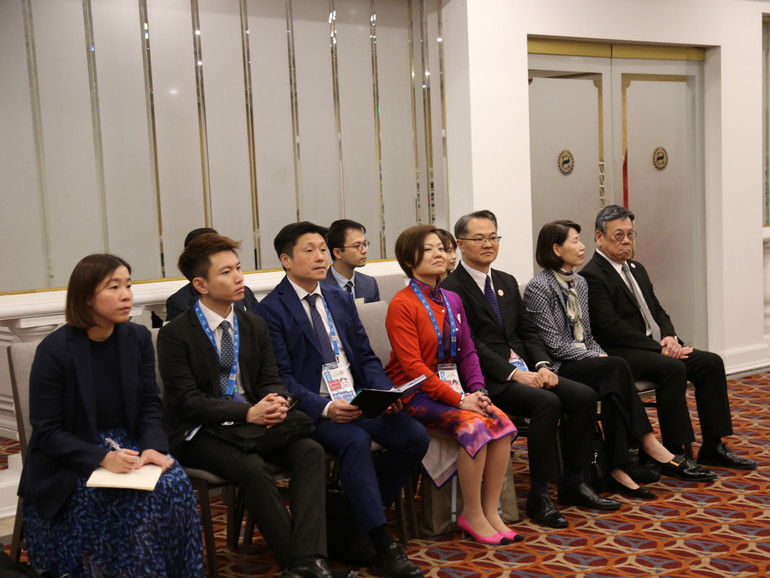 Các đại biểu Khu hành chính đặc biệt Hồng Kông (Trung Quốc) tại buổi tiếp. Các đại biểu Khu hành chính đặc biệt Hồng Kông (Trung Quốc) tại buổi tiếp.