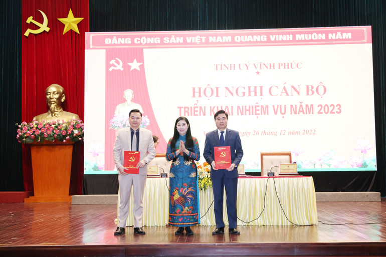 Bí thư Tỉnh ủy trao quyết định giao nhiệm vụ cho Bí thư, Chủ tịch UBND các huyện, thành phố.