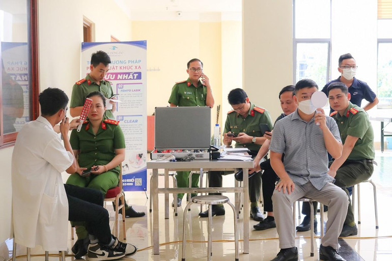 Khoảng 500 cán bộ chiến sĩ công an được khám, tư vấn bệnh về mắt.