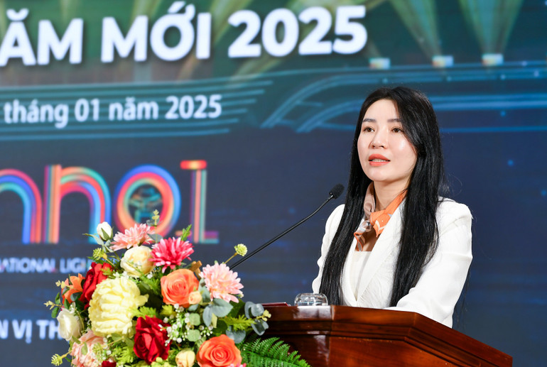 Bà Bùi Thị Lan Phương, Phó Chủ tịch UBND quận Tây Hồ chia sẻ về công tác tổ chức chương trình. Bà Bùi Thị Lan Phương, Phó Chủ tịch UBND quận Tây Hồ chia sẻ về công tác tổ chức chương trình.