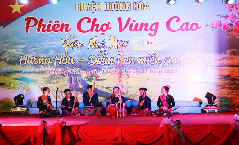 Biểu diễn nhạc cụ truyền thống tại phiên chợ.