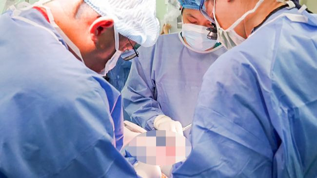 Các bác sĩ tiến hành phẫu thuật cho bệnh nhi.