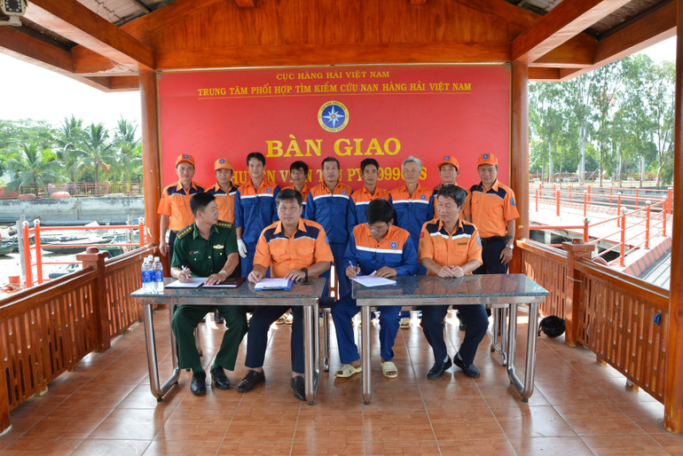 Bàn giao ngư dân cho cơ quan chức năng.