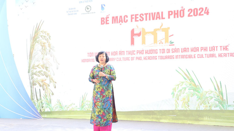 Nghệ nhân Lê Thị Thiết, Chủ tịch Hiệp hội Văn hóa Ẩm thực Nam Định, thành viên Ban tổ chức phát biểu tại lễ bế mạc.