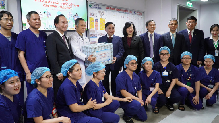 Đồng chí Trần Cẩm Tú và lãnh đạo Bộ Y tế động viên đội ngũ cán bộ y tế bệnh viện. Đồng chí Trần Cẩm Tú và lãnh đạo Bộ Y tế động viên đội ngũ cán bộ y tế bệnh viện.