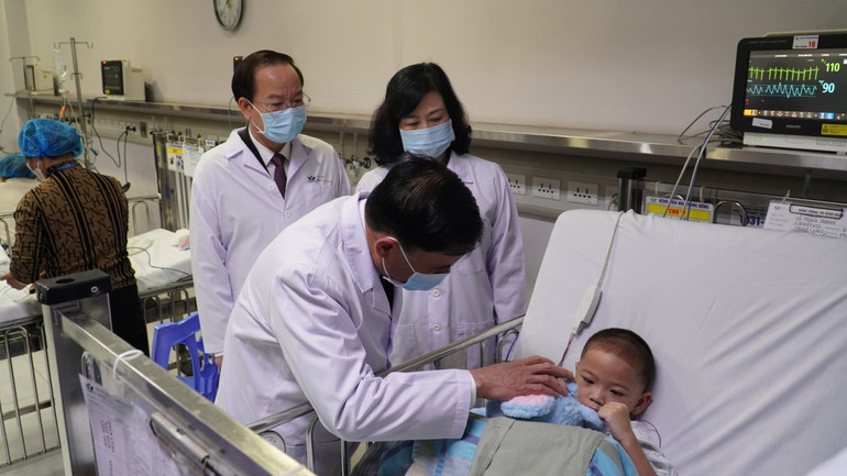 Đồng chí Trần Cẩm Tú thăm hỏi và động viên bệnh nhi nằm điều trị tại Trung tâm Tim mạch, Bệnh viện Nhi Trung ương. Đồng chí Trần Cẩm Tú thăm hỏi và động viên bệnh nhi nằm điều trị tại Trung tâm Tim mạch, Bệnh viện Nhi Trung ương.