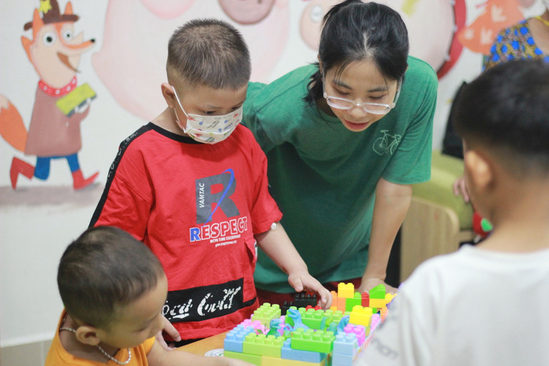 "Sau những năm tháng trải qua bi quan, tuyệt vọng, được sống khỏe mạnh như hôm nay, tôi thấy những việc mình chia sẻ niềm vui với các em nhỏ càng có giá trị".