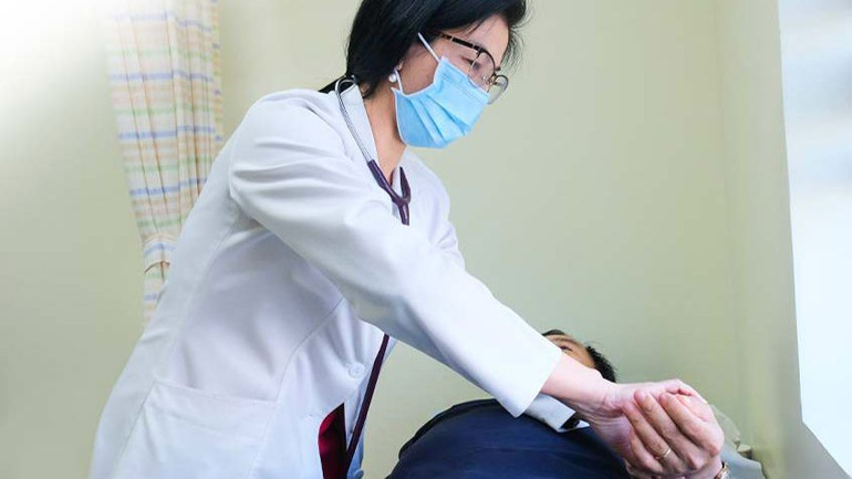 Bác sĩ Kiều khám, tư vấn chế độ sinh hoạt, vận động phù hợp cho bệnh nhân.