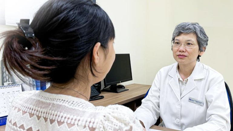 Tiến sĩ, bác sĩ Đặng Thị Ngọc Bích, Trưởng khoa Da liễu-Thẩm mỹ da, Bệnh viện đa khoa Tâm Anh TP Hồ Chí Minh tư vấn cho chị em.