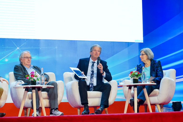 Các nhà khoa học chia sẻ kinh nghiệm.