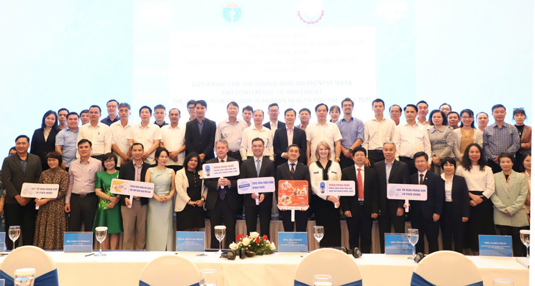 Các đại biểu tham dự chương trình.