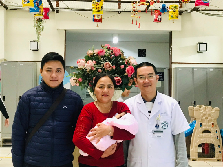 Sáng ngày 29/2, cháu bé đã được xuất viện trong niềm vui của gia đình và các thầy thuốc.