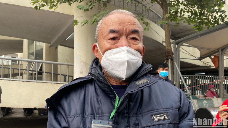 Ông Lương Văn Ngọc (quê Xuân Trường, Nam Định) xúc động khi nhận được quà hỗ trợ từ bệnh viện.