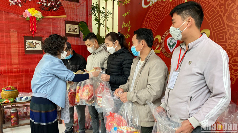 Các suất quà trao tới tay bệnh nhân và người nhà bệnh nhân.