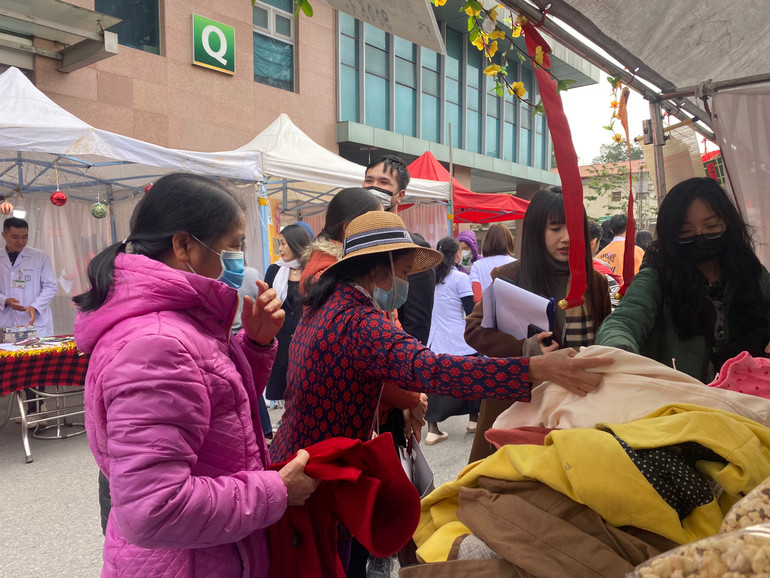 Người bệnh và người nhà người bệnh mua quần áo ấm khi tiết trời trở lạnh.