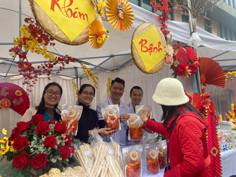 Các khoa, phòng đều có những gian hàng bán các thực phẩm phục vụ dịp Tết Nguyên đán.