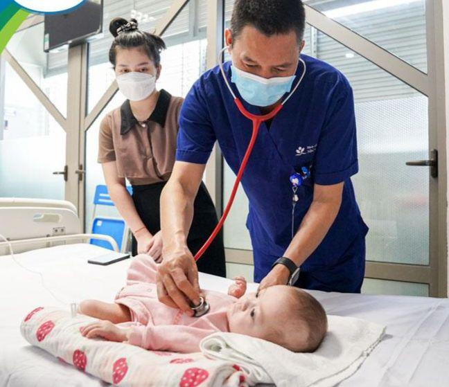 TS, BS Lê Hồng Quang, Phó Giám đốc Trung tâm Tim mạch, Bệnh viện Nhi Trung ương trực tiếp thăm khám cho bé P.S trước khi ra viện.