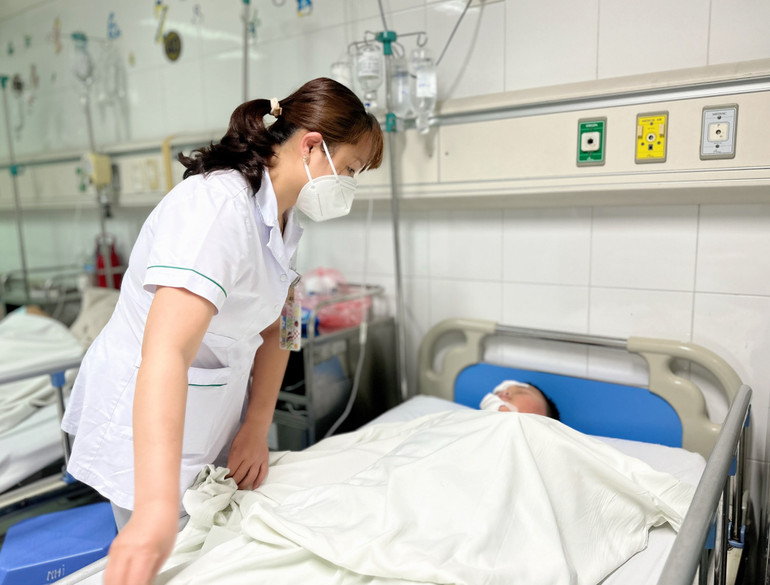 Người bệnh V.G.H (nam, 9 tuổi, Sơn La) được theo dõi sát sao tại khoa Phẫu thuật Nhi và Trẻ sơ sinh.