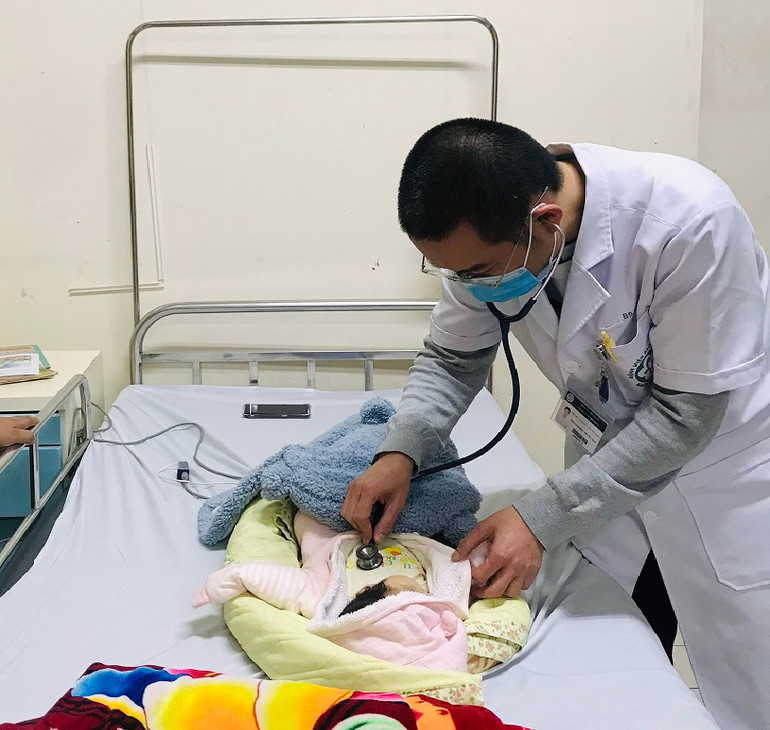 Bác sĩ Kiên thăm khám cho bệnh nhi.