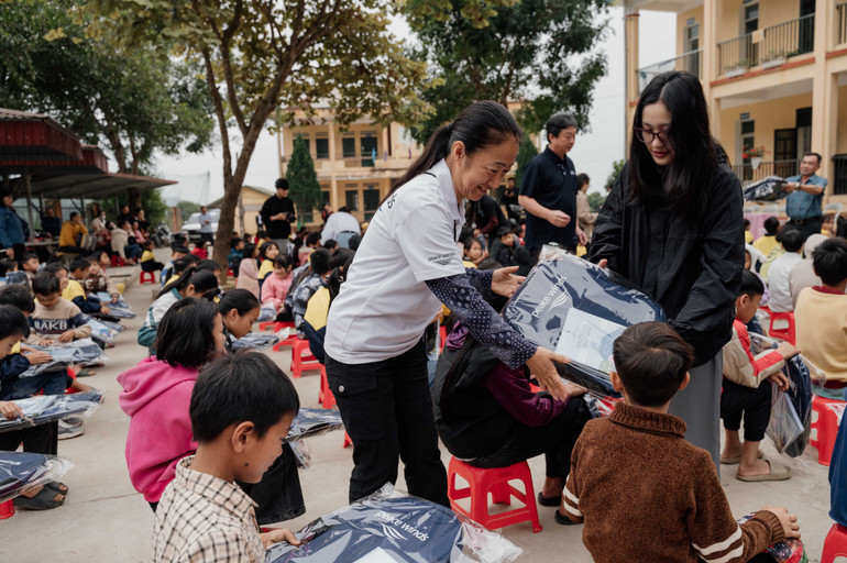 Hàng nghìn phần quà được phát tới tay các em nhỏ. Hàng nghìn phần quà được phát tới tay các em nhỏ.