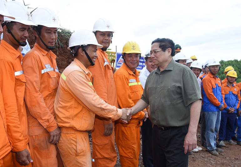 Thủ tướng Phạm Minh Chính động viên kỹ sư, công nhân các đơn vị đang thi công dự án đường dây tải điện 500kV mạch 3 Quảng Trạch-Phố Nối đoạn qua tỉnh Nghệ An đang thi công dựng cột VT22.