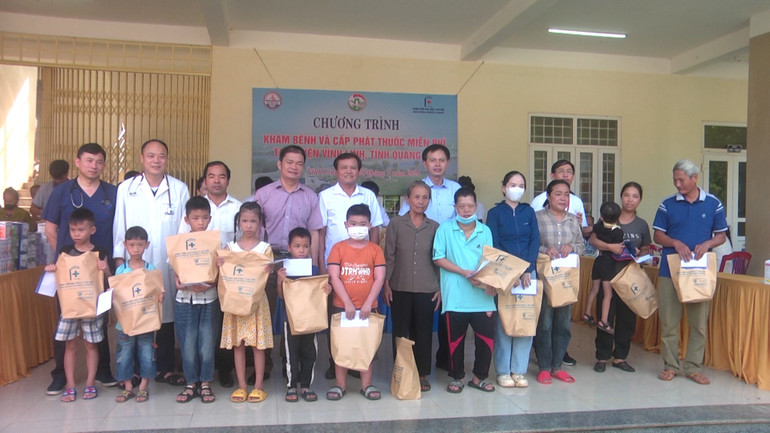 Đoàn y, bác sĩ Trường đại học Y Hà Nội tặng 40 suất quà cho đối tượng chính sách và người có hoàn cảnh đặc biệt khó khăn.