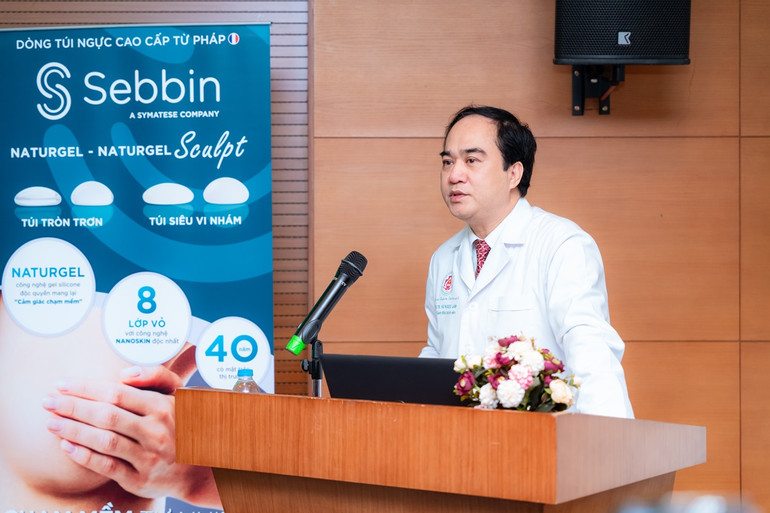 Phó Giáo sư, Tiến sĩ Vũ Ngọc Lâm, Phó Giám đốc Bệnh viện Trung ương Quân đội 108 chia sẻ với người bệnh trong buổi chia sẻ chuyên môn về phẫu thuật tái tạo vòng 1. Phó Giáo sư, Tiến sĩ Vũ Ngọc Lâm, Phó Giám đốc Bệnh viện Trung ương Quân đội 108 chia sẻ với người bệnh trong buổi chia sẻ chuyên môn về phẫu thuật tái tạo vòng 1.