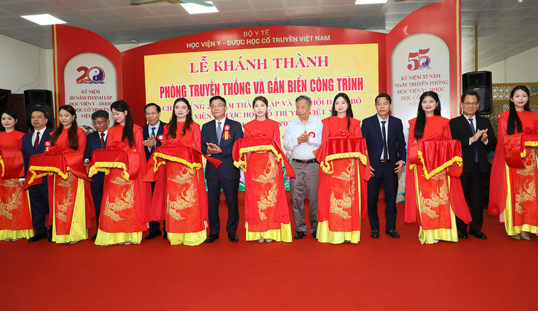 Lễ khánh thành Phòng Truyền thống và triển lãm tinh hoa y học cổ truyền.